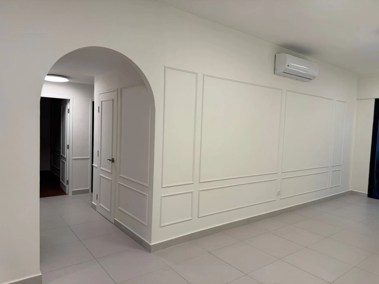 Arunya Residence Type E · 奶油白全屋定制 玄关 · 拱门造型 + 护墙板