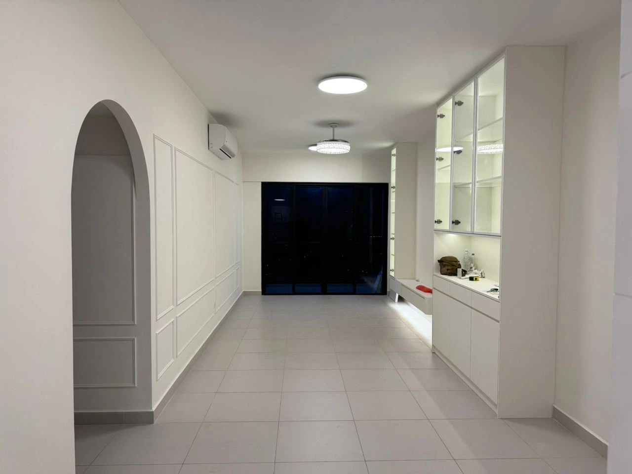 Arunya Residence Type E · 奶油白全屋定制 玄关 · 玻璃展示柜