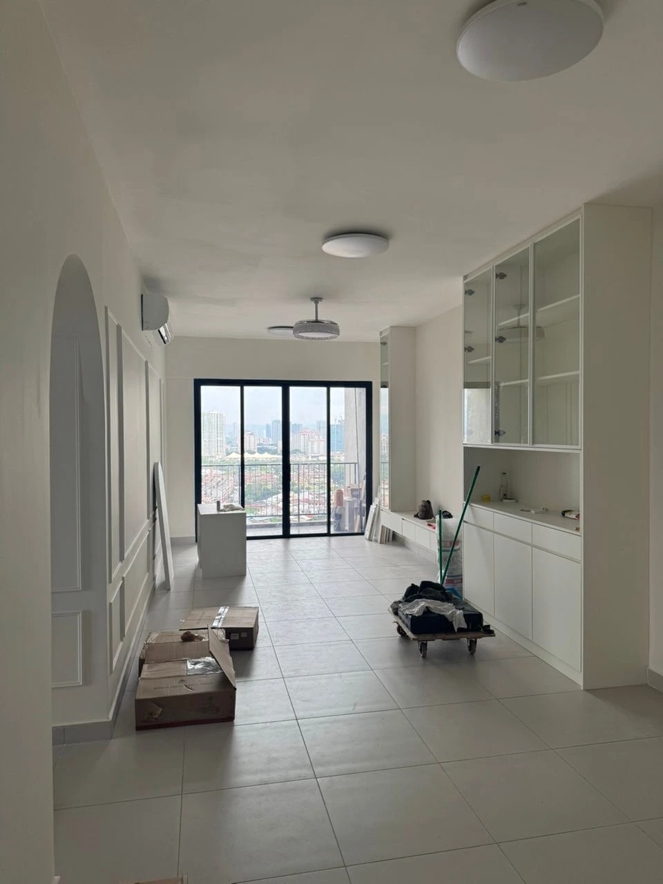 Arunya Residence Type E · 奶油白全屋定制 客厅 · 餐边展示柜 + 阳台