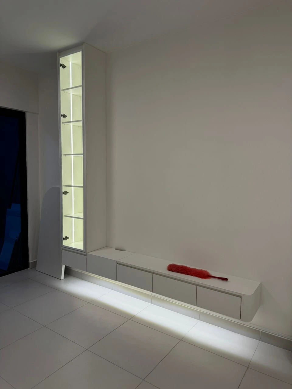 Arunya Residence Type E · 奶油白全屋定制 客厅 · 电视柜 + 发光玻璃柱