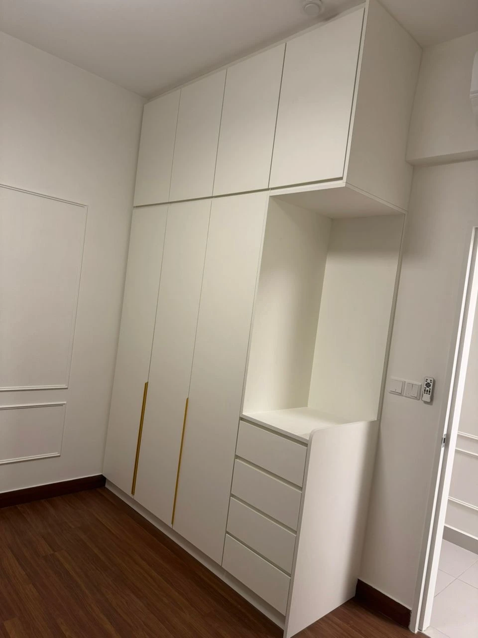 Arunya Residence Type E · 奶油白全屋定制 主卧 · 衣柜 + 梳妆位