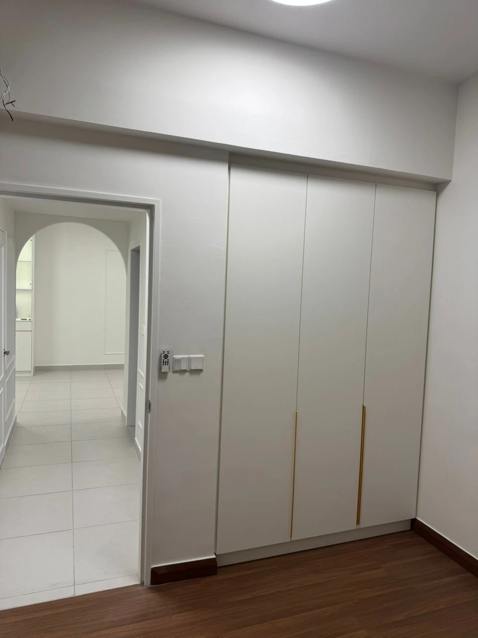 Arunya Residence Type E · 奶油白全屋定制 卧室 · 到顶衣柜