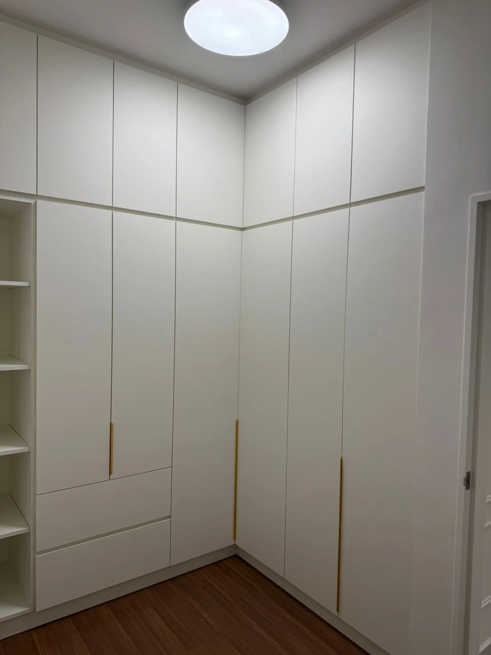 Arunya Residence Type E · 奶油白全屋定制 卧室 · L 型衣柜 + 开放层架