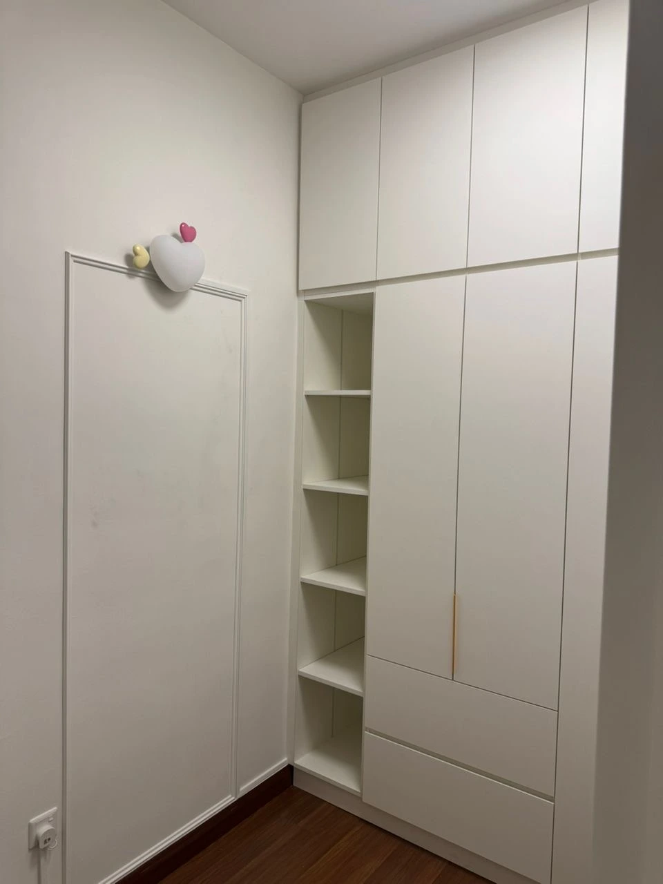 Arunya Residence Type E · 奶油白全屋定制 卧室 · 衣柜 + 转角层架