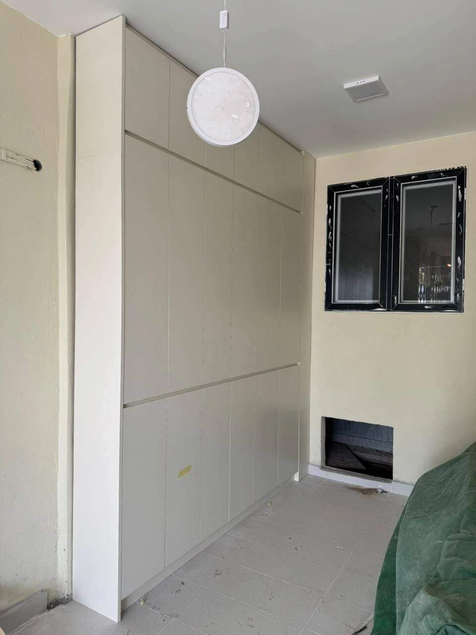 奶油白全屋定制 · 中岛厨房 + 到顶储物柜 房间 · 到顶储物柜