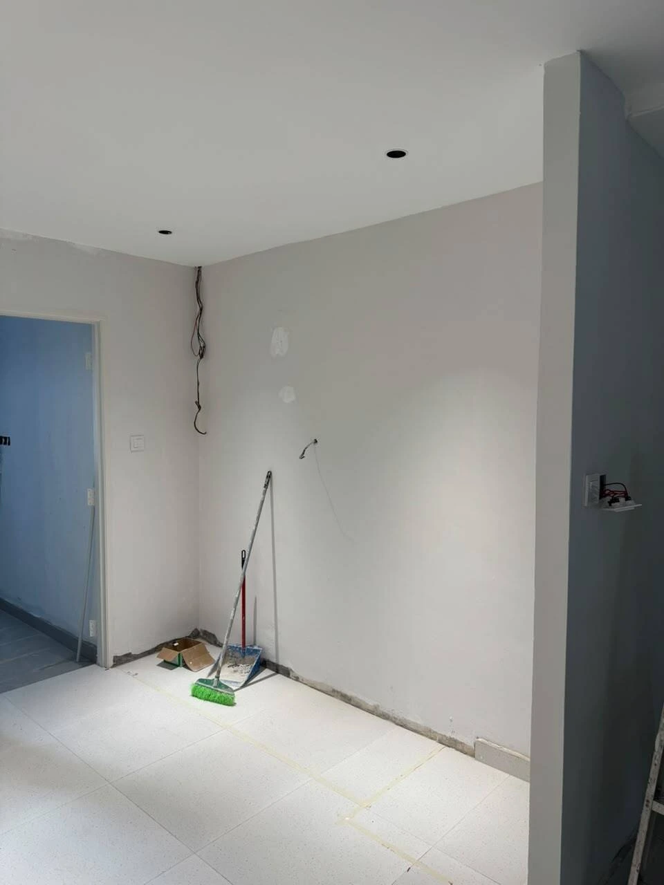 奶油白全屋定制 · 中岛厨房 + 到顶储物柜 进场前 · 空房