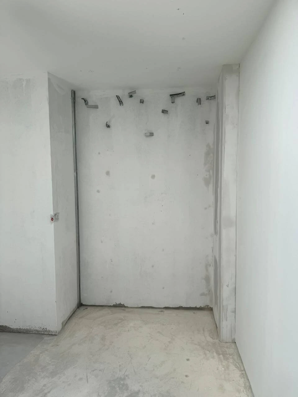 奶油白全屋定制 · 中岛厨房 + 到顶储物柜 进场前 · 毛坯凹位