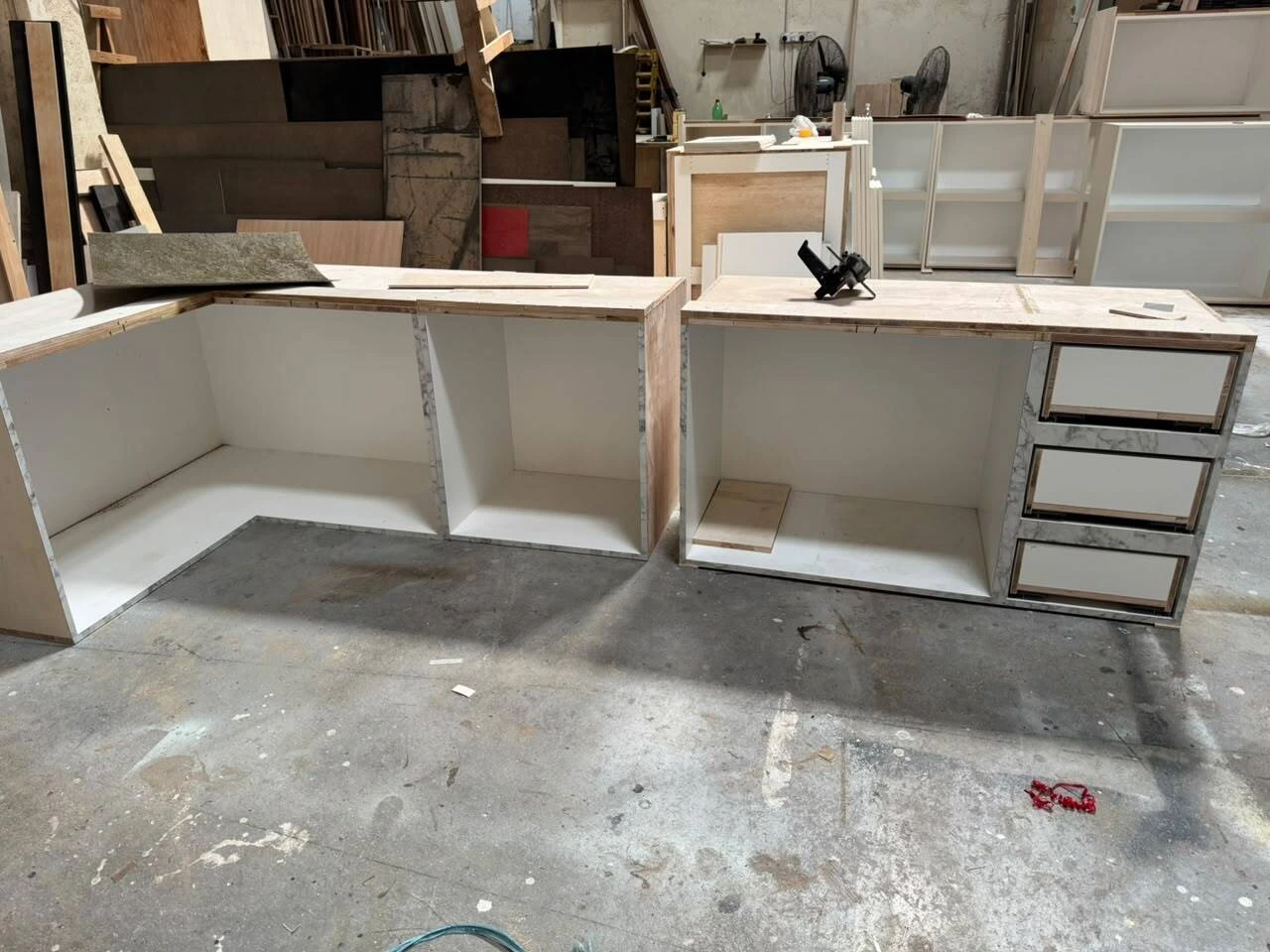 旧屋翻新 · 云石纹厨房 + 浴室柜（含前后对比） 自有工厂 · 抽屉与转角