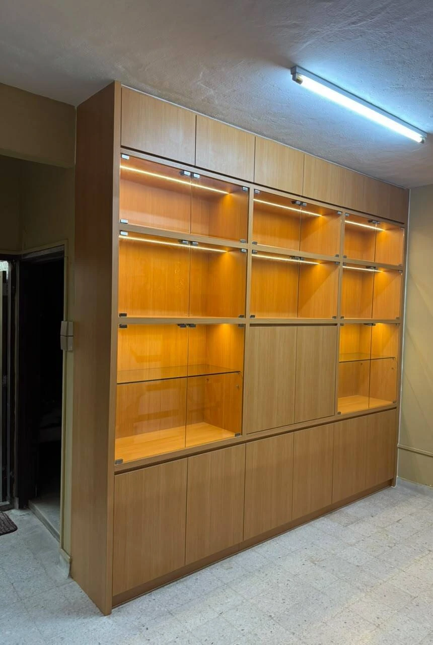 旧屋翻新 · 两座到顶衣柜 + 灯光展示柜（含旧柜前后对比） 展示柜 · 灯光玻璃层板