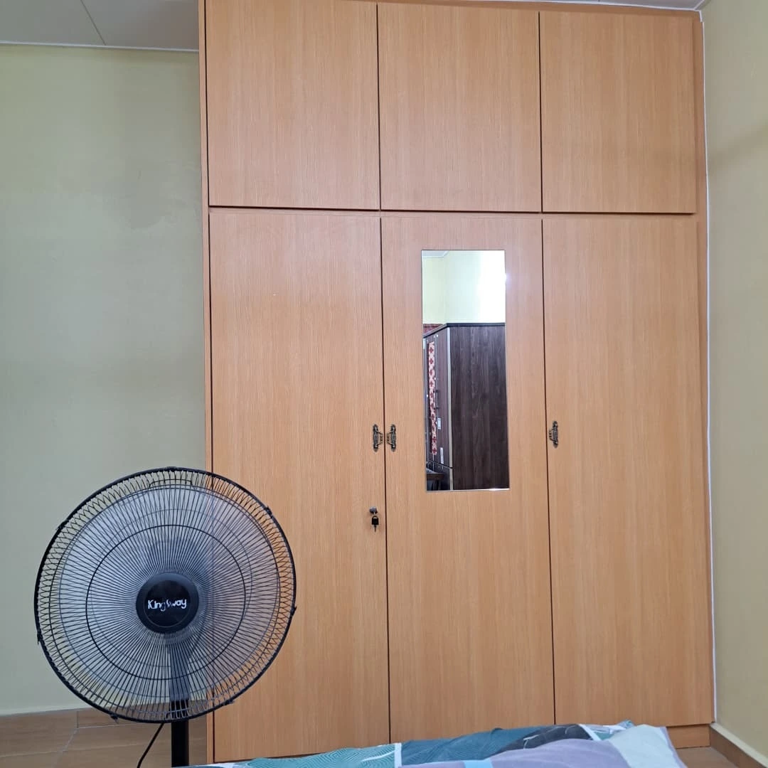 旧屋翻新 · 两座到顶衣柜 + 灯光展示柜（含旧柜前后对比） 卧室 · 到顶衣柜（换新）