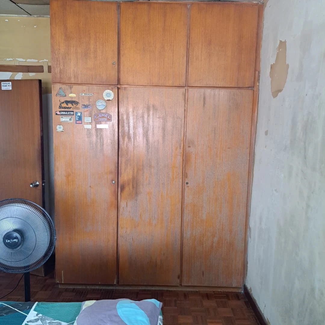 旧屋翻新 · 两座到顶衣柜 + 灯光展示柜（含旧柜前后对比） 翻新前 · 旧衣柜