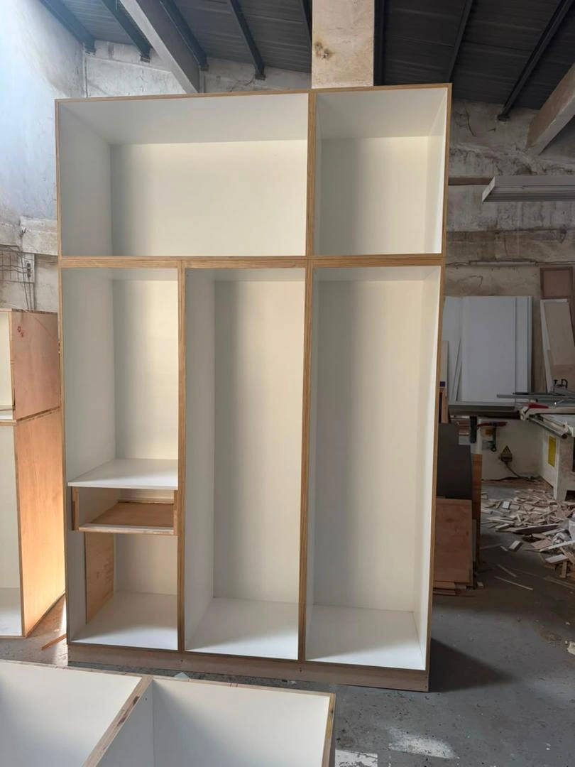 旧屋翻新 · 两座到顶衣柜 + 灯光展示柜（含旧柜前后对比） 工厂 · 衣柜柜体