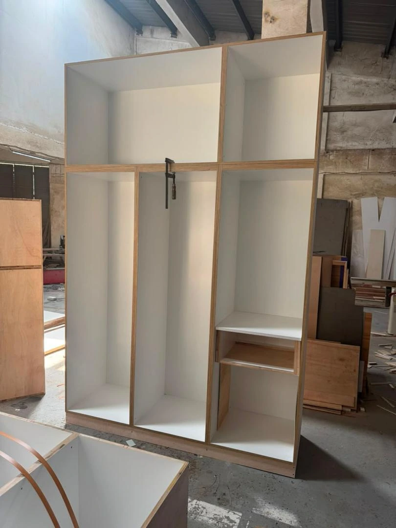 旧屋翻新 · 两座到顶衣柜 + 灯光展示柜（含旧柜前后对比） 工厂 · 衣柜柜体（另一面）